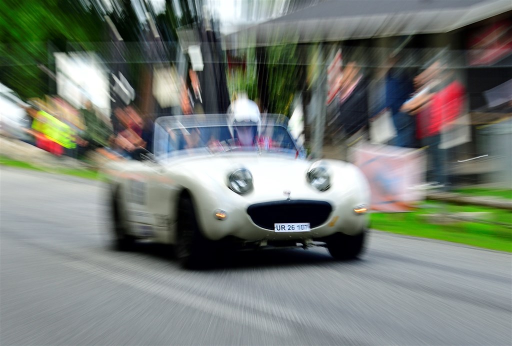 Det er Munkebjerg Hillclimb: Et brus af fart, når de 81 deltagere i biler fra 1931 til 1990 suser op ad Danmarks eneste bjergvej.
(Foto: Michael Eisenberg)